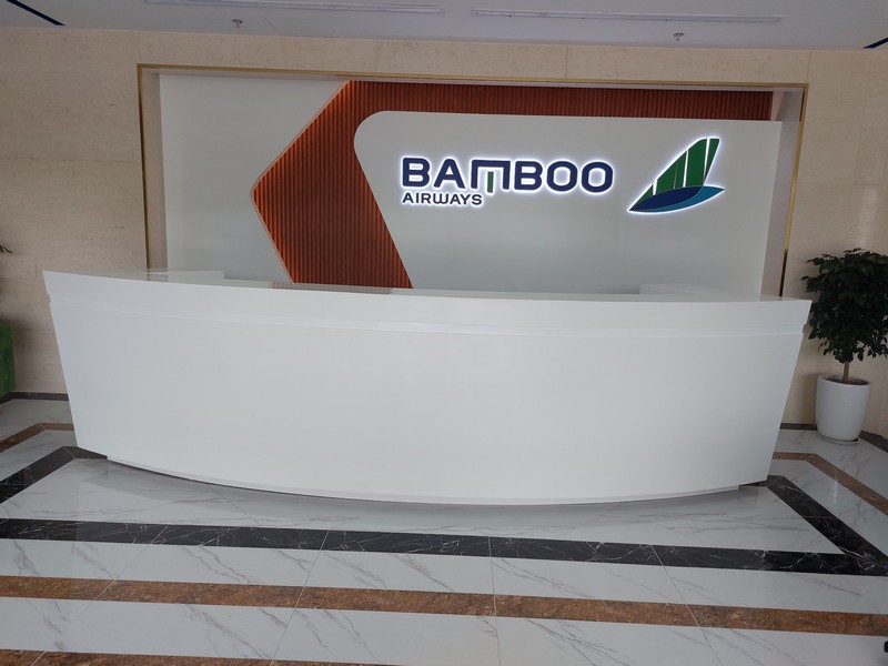 * Quầy lễ tân đá Solid Surface với ưu điểm uốn cong không mối nối tạo nên những sản phẩm đẹp mặt, khắc phục được những hạn chế của đá tự nhiên, gỗ với những đường uốn cong ấn tượng và khả năng chống thấm ố cao cấp nhất.